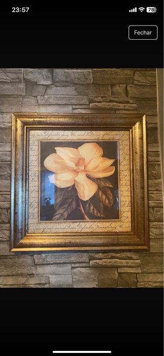 Quadro com moldura dourada