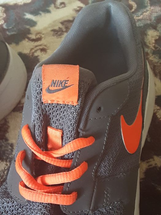 Nike Кросівки жіночи сірі лого р.38.5