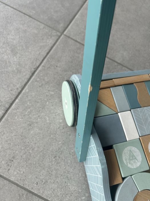 Pchacz z marki Little Dutch Drewniany wózek z klockami