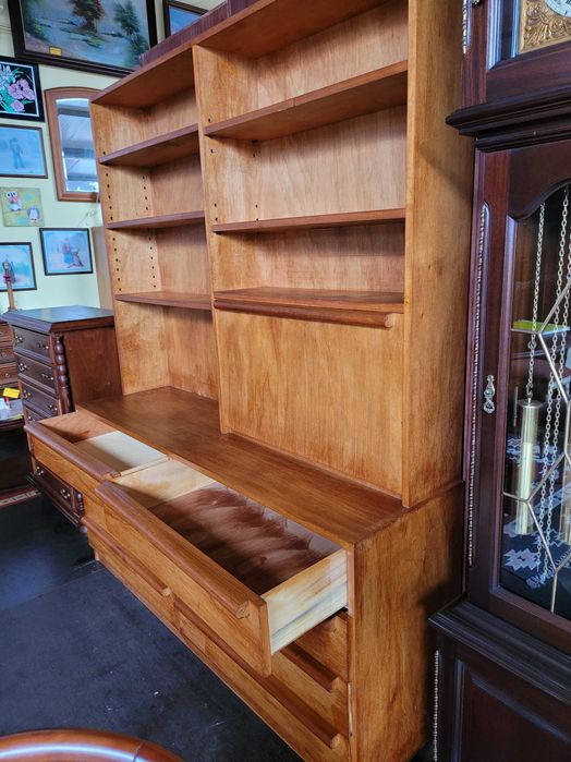 Estante em madeira maciça com escrivaninha - Muito bom estado geral