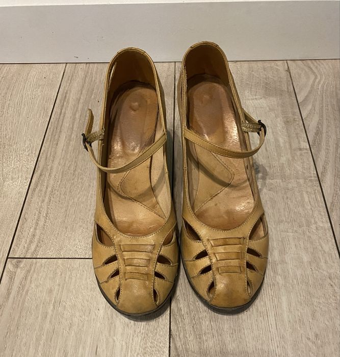 Czółenka z paskiem, skóra naturalna