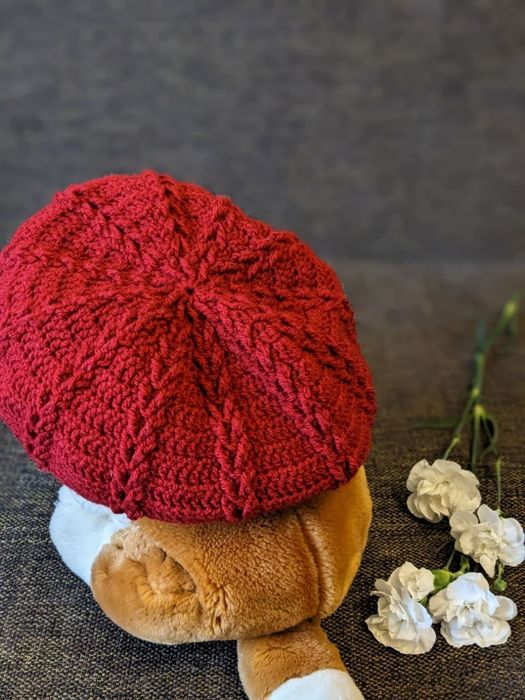 Вязаный берет ручной работы