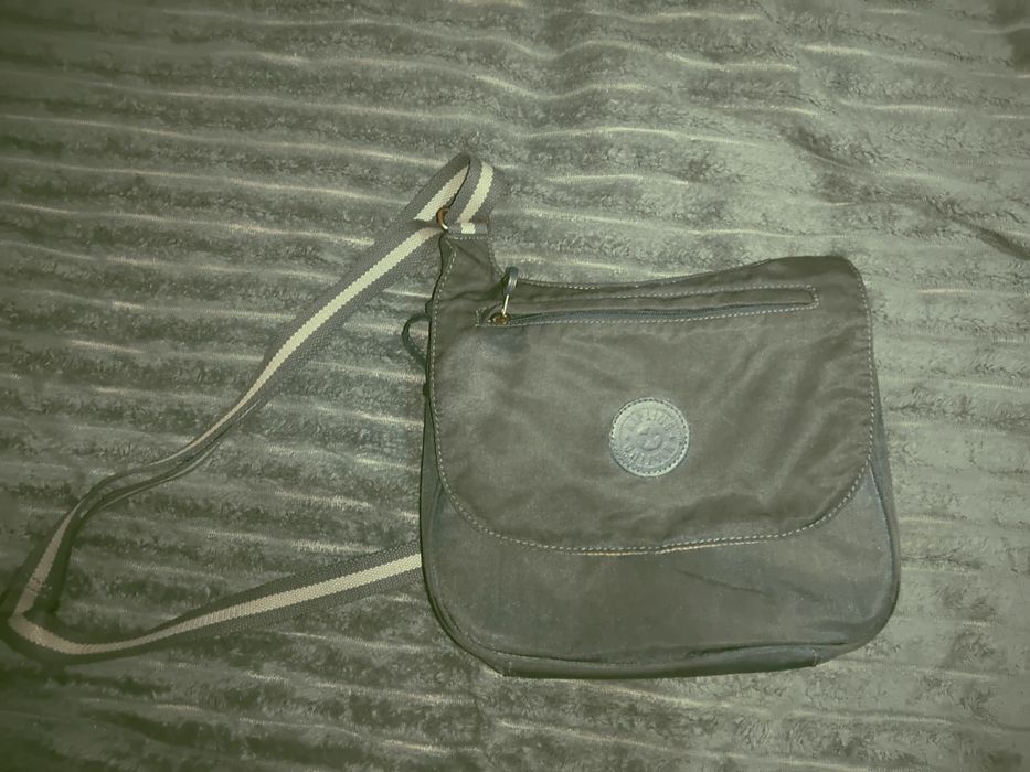 Сумка KIPLING Брал Сумку поносил 2 дня продаю просто денги нужни