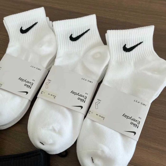 Skarpetki bawełniane Nike 6 par – czysta biel, unisex, średni stan