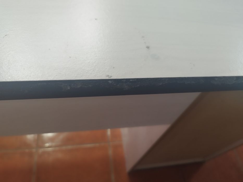 Secretária com gavetas