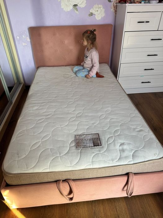 Ліжко 120/200 -спальне місце. В гарному стані. Матеріал велюр.