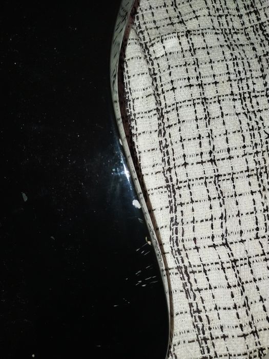 Ibanez Gio para canhoto (L) actualmente com as cordas montadas para direito.