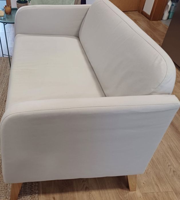 Sofá 2 lugares, compacto, cor bege.