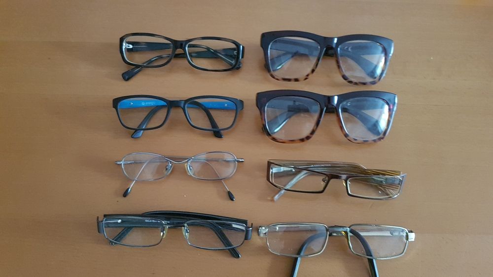 Osiem sztuk okularów korekcyjnych.