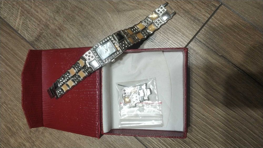 Damski zegarek z ozdobną bransoletą