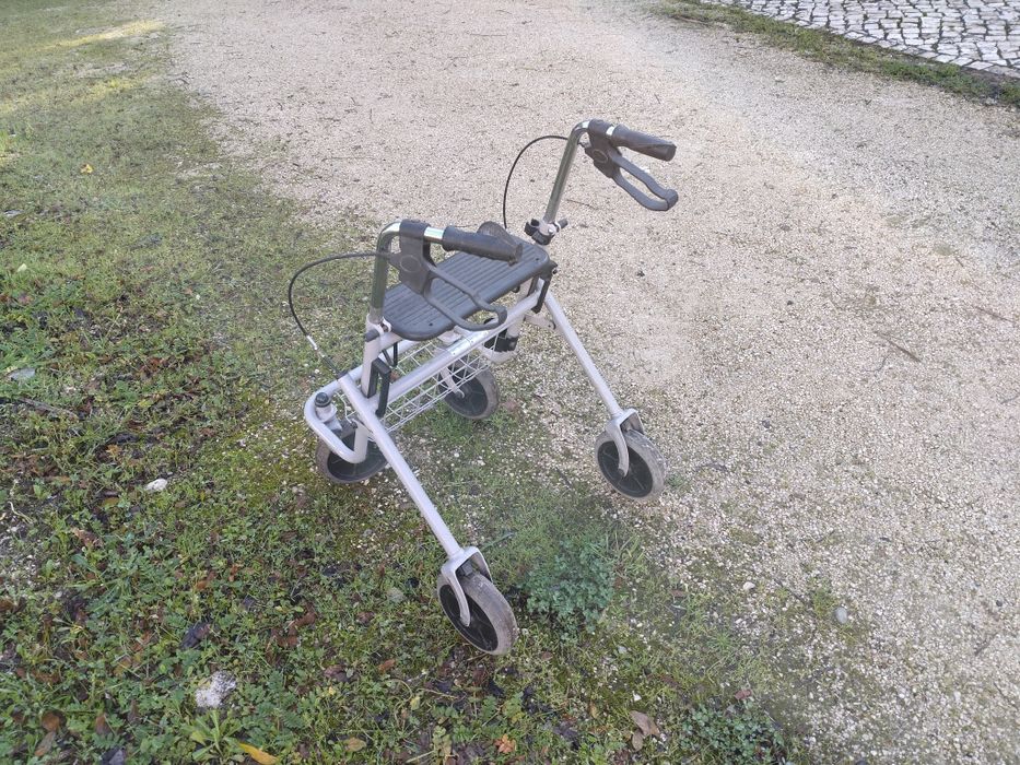 Equipamentos de apoio domiciliário – cama hospitalar, cadeira de rodas