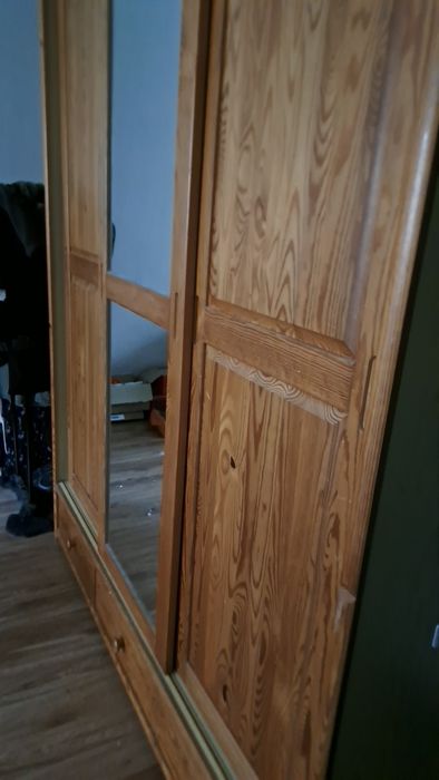 Rozsuwana duża drewniana szafa