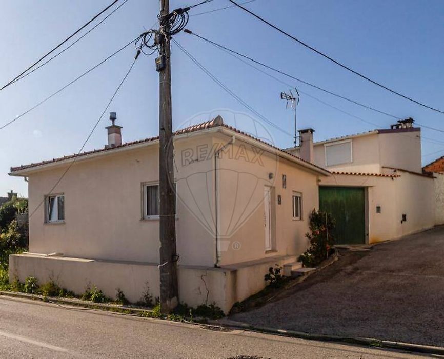 Moradia com Duas Casas Independentes – Oportunidade Imperdível!