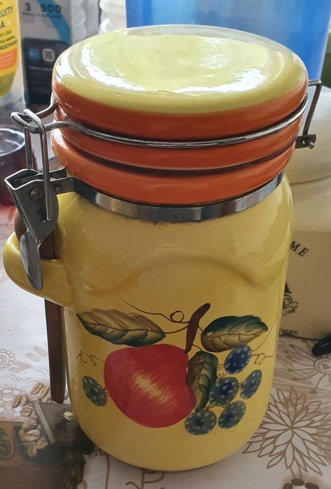 Gliniane pojemniki na herbatę i większy żółty