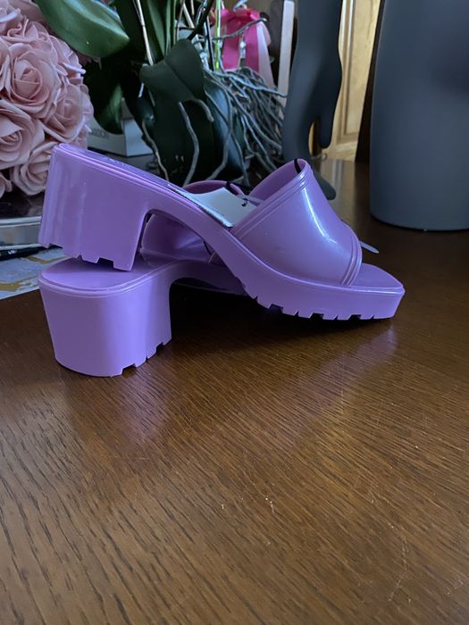Klapki liliowe żelowe. Bershka