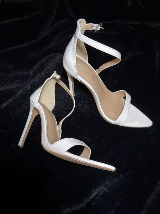 Підбори на шпильці білого кольору