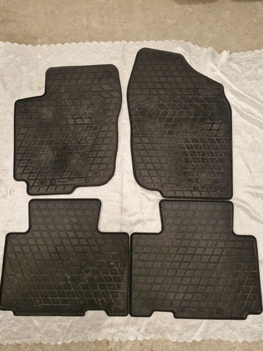Продам комплект гумових килимків тойота рав 4