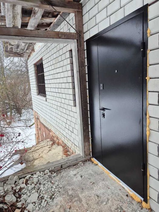 Будинок з ділянкою біля гір