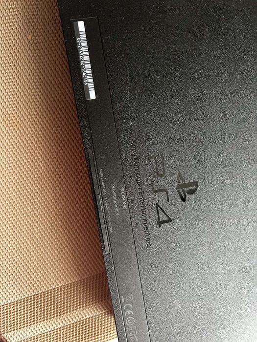 Konsola PS4 slim