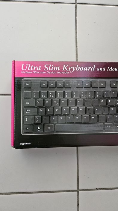 Conjunto de teclado e rato USB

- Teclado com layout QWERTY.
- Rato e447059019275980805