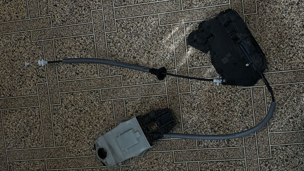 Запчастини з передньої дверки (ліва) Skoda Octavia A7. комплект