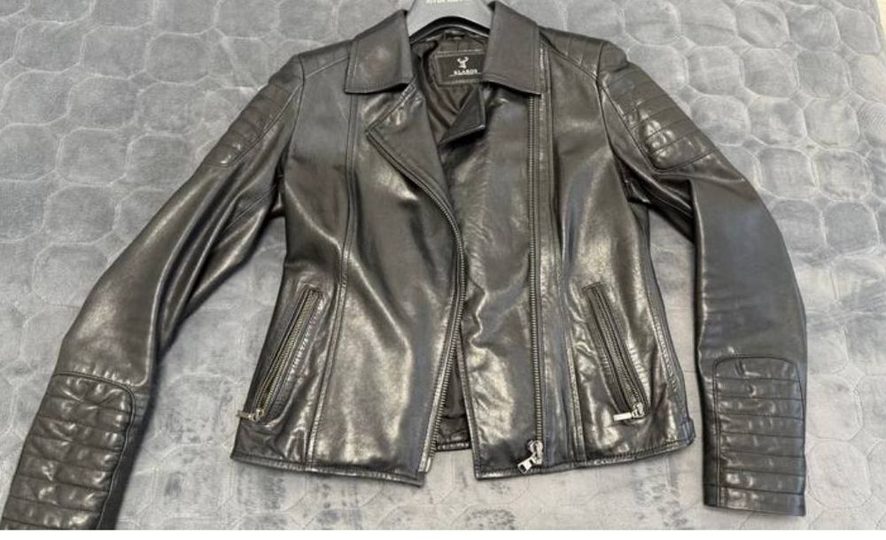 Курточка klaros , розмір М, стан нової .Натуральна шкіра
3100