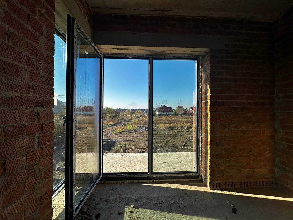 Сучасний будинок з власною земельною ділянкою від забудовника