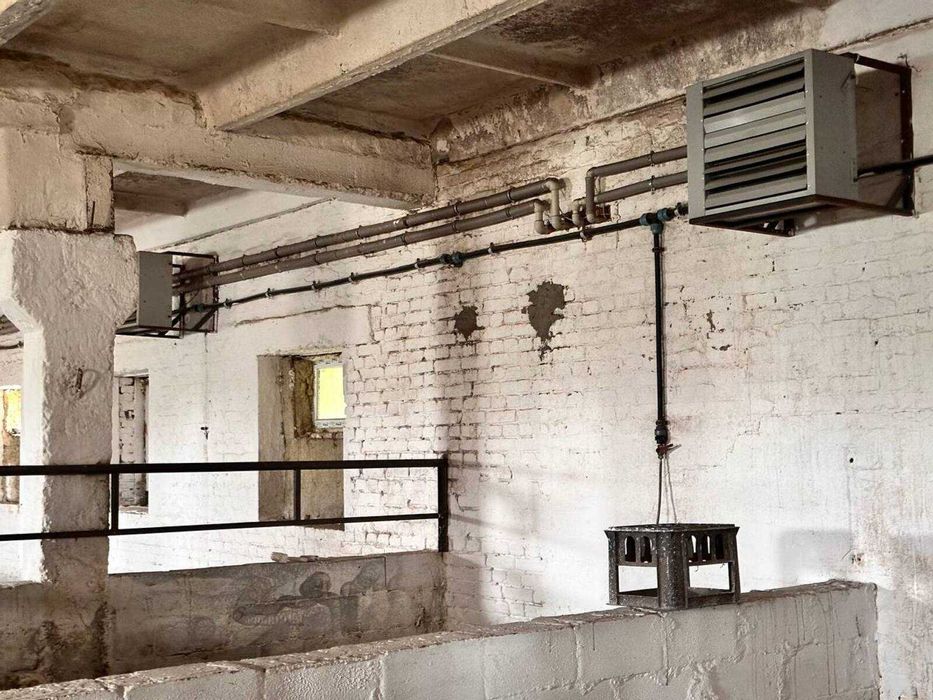 Продаж свиноферми 960м2, 20кВт в с.Великополовецьке