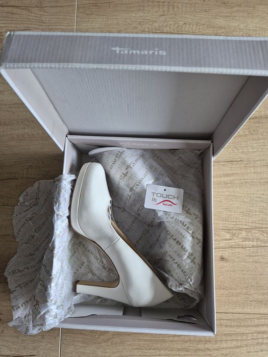 Sapatos brancos n.39 Tamaris
