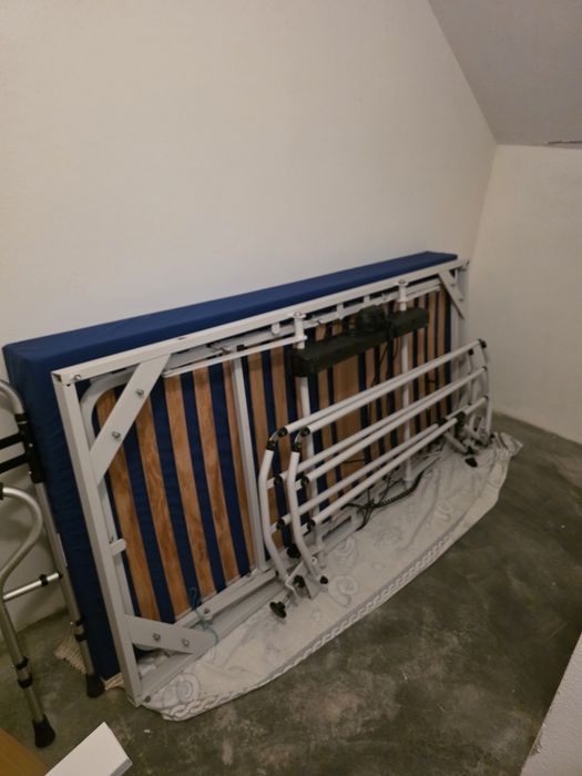 Cama de hospital, articulada, eletrica, com 3 meses de uso