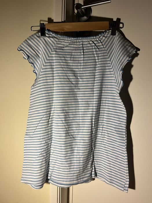 T-shirt azul e branca da Benetton