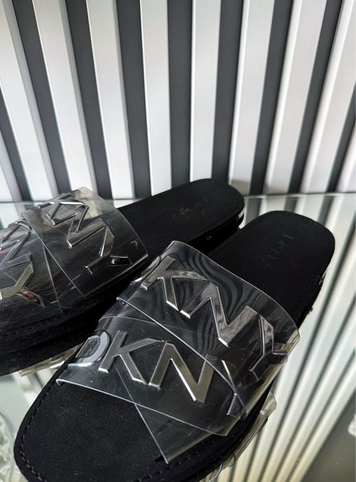 Nowe klapki DKNY Isha