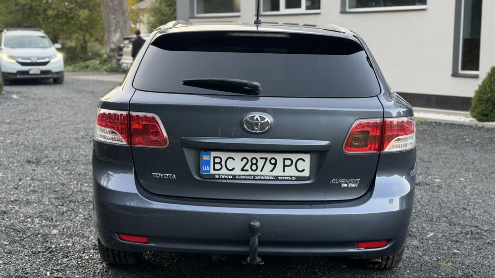 Toyota Avensis.