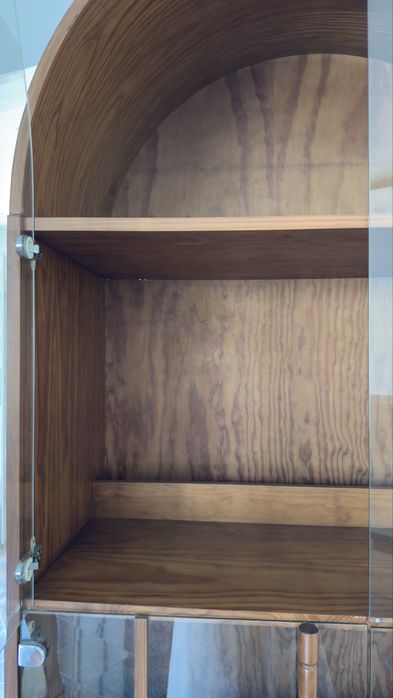 Vitrine em madeira com vidro
