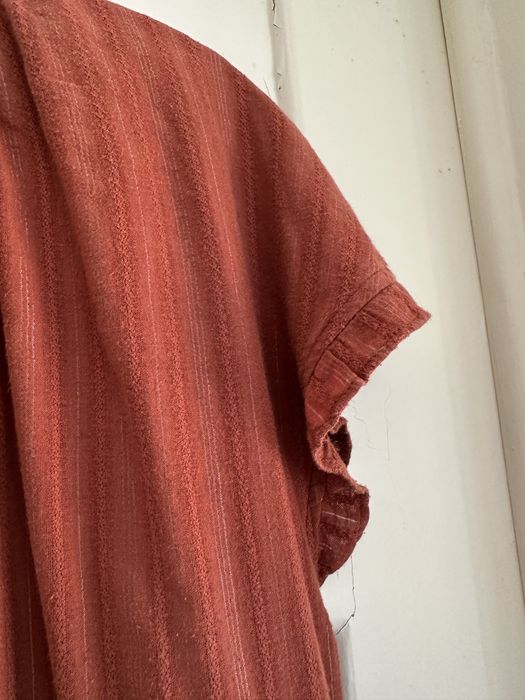Vestido Anne Weyburn, cor de tijolo, 44, folhos na saia, forro