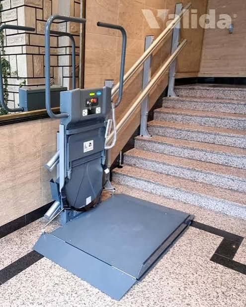 Técnico em manutenção de plataforma de elevação de carga e pessoas.