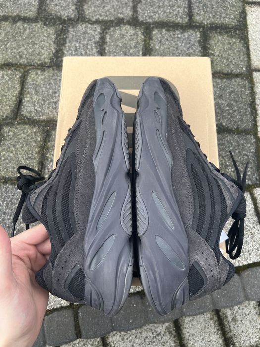 Adidas Yeezy Boost 700 V2 Vanta sneakersy niskie czarne 45 1/3