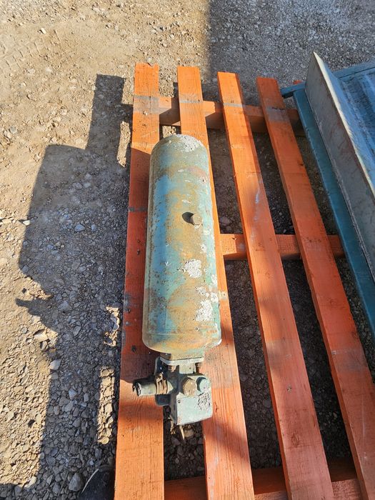 Zbiornik powietrza  z zaworem  rozrzutnik,przyczepa