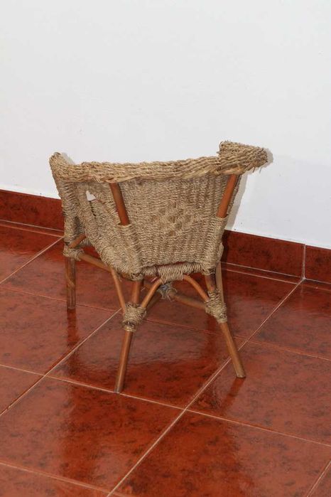 Cadeira em verga para criança