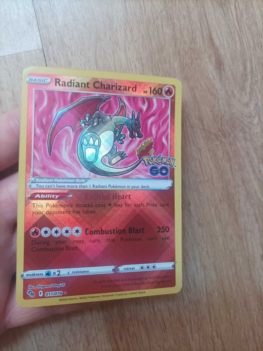 Carta de Pokémon: Charizard Radiante Shiny do Pokémon Go