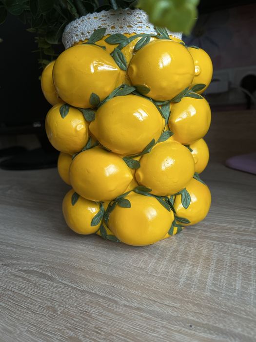 Трендова ваза з лимонами