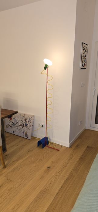 Candeeiro de pé com lâmpada