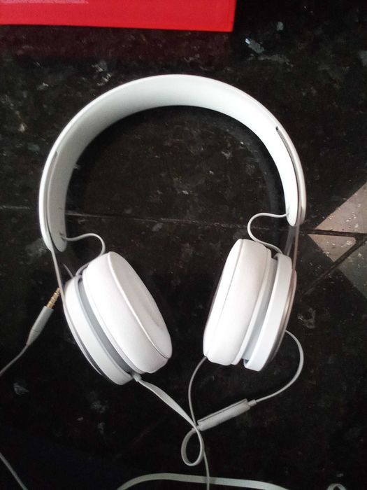 Auriculares com fios beats