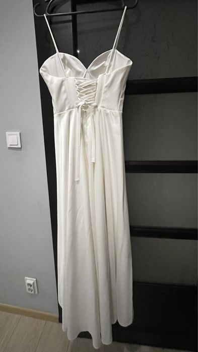 Біла вечірня сукня