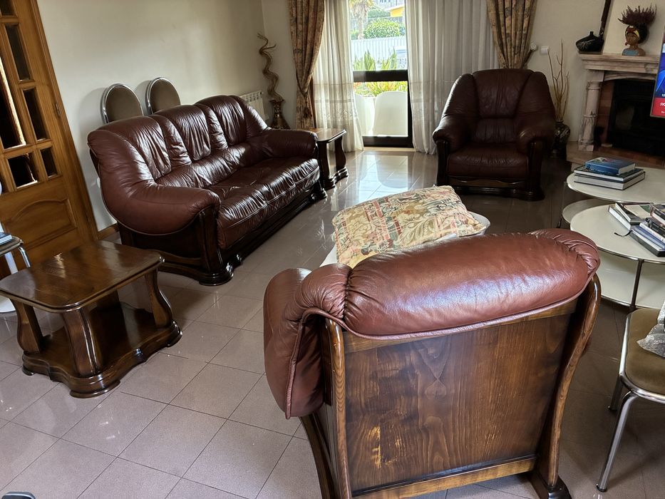 Sofás de pele e madeira