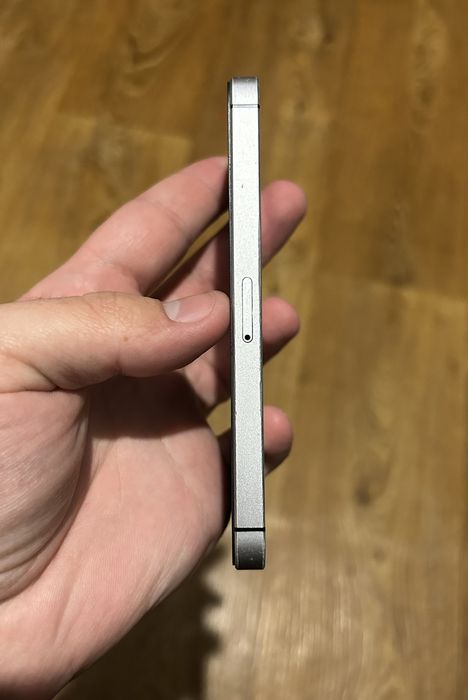iPhone SE 32gb в неплохом состоянии