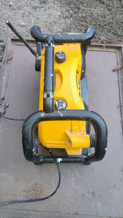 будівельний радіоприймач і зарядний пристрій DeWalt DC011.
