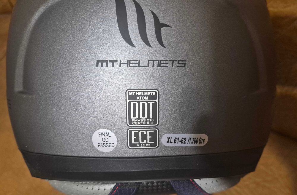 Мотошолом фірменний "MT Helmets Atom"