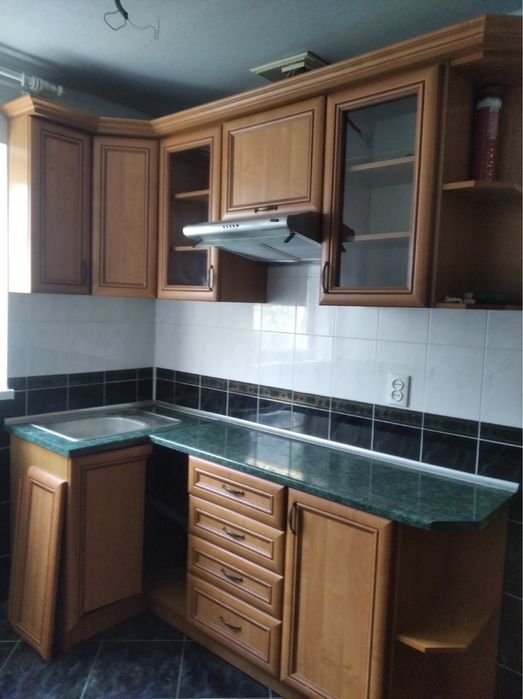 Кутова кухня, стіл