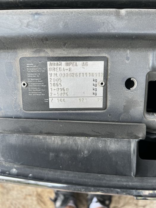 Продам опель омега Б, присутній торг біля капоту.